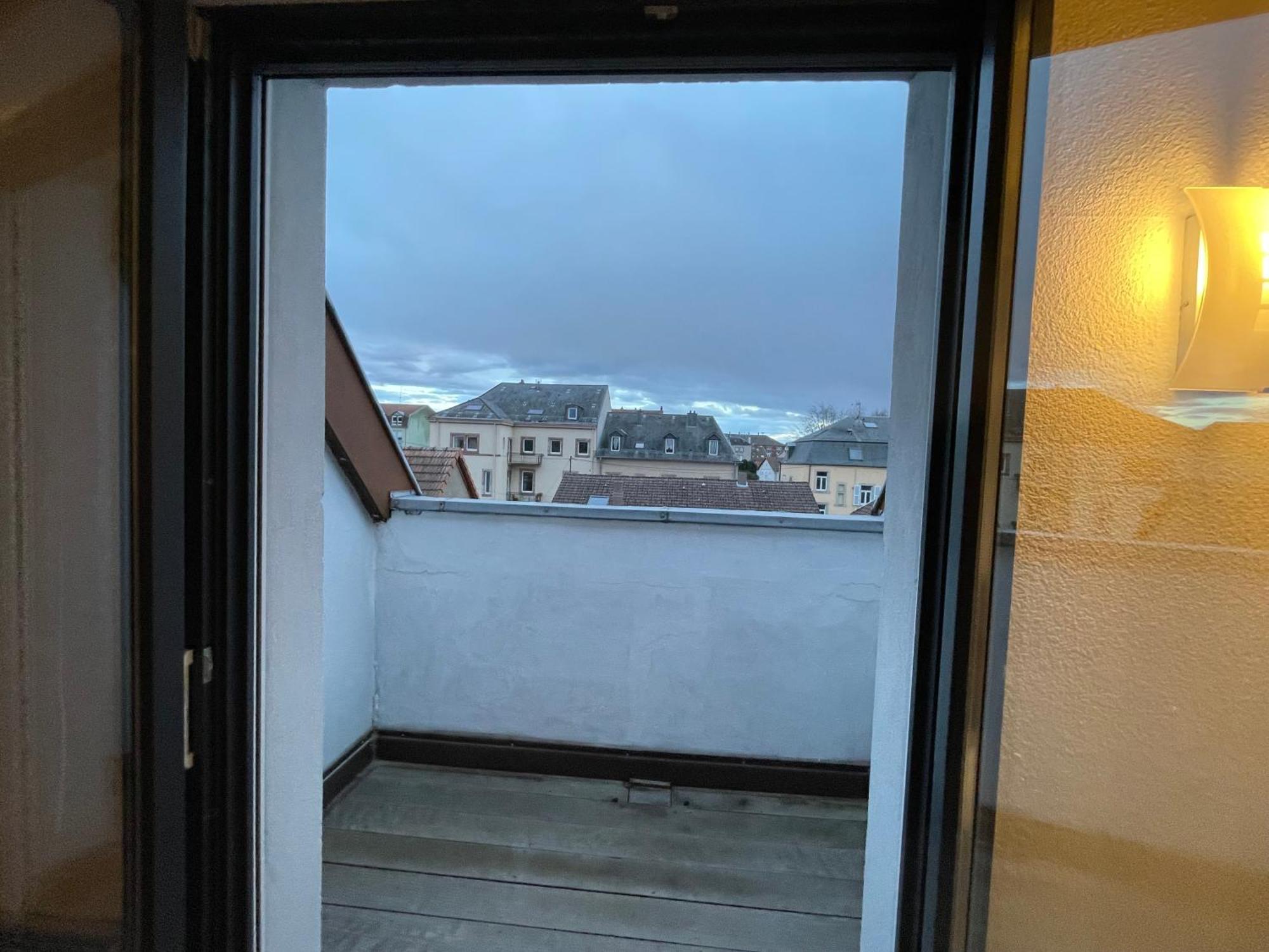 Fathala - Appartement Lumineux En Dernier Etage - Face A La Gare Routiere Sarrebourg Bagian luar foto